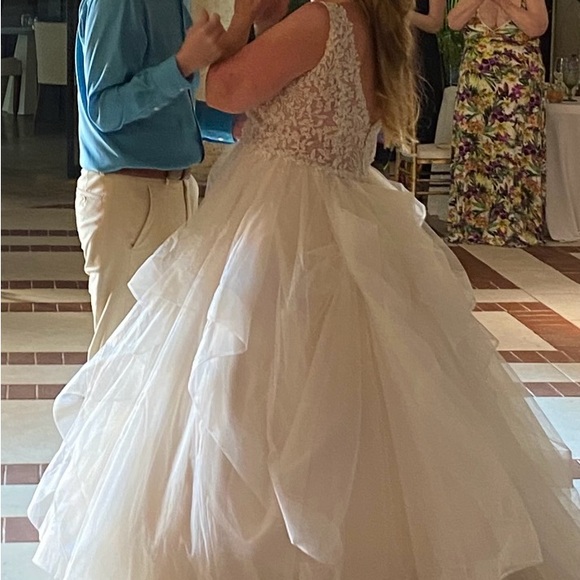 Wedding dress Size 20 fits like 18 - Picture 7 of 7